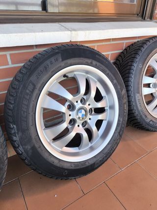 Vendo llantas de BMW en 16 pulgadas con neumáticos