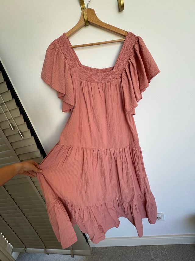 Vestido rosa veraniego con volantes