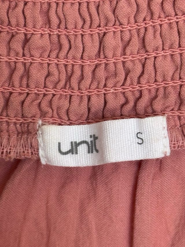 Vestido rosa veraniego con volantes