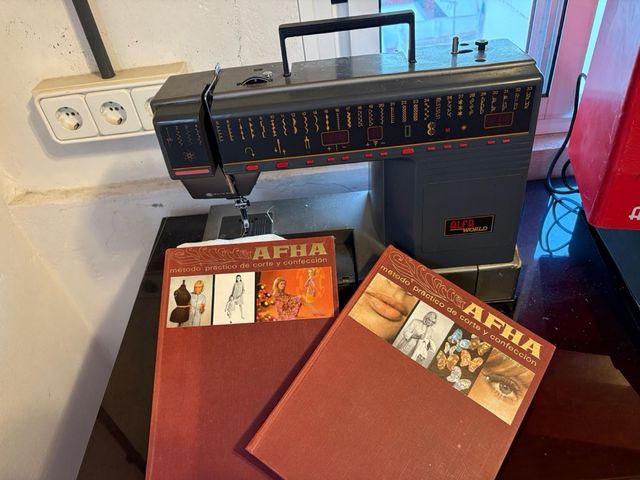 Máquina de coser Alfa roja