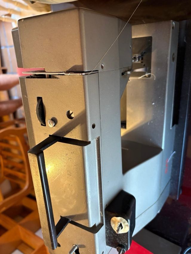 Máquina de coser Alfa roja