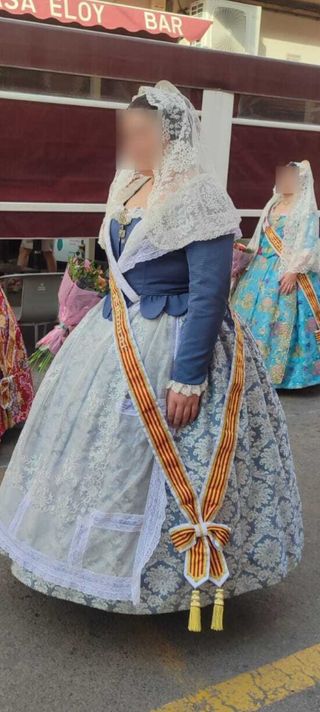 Traje de fallera azul y blanco