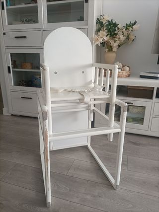 Trona de madera blanca para bebé