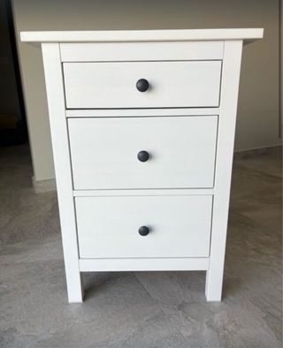 Cómoda blanca de madera