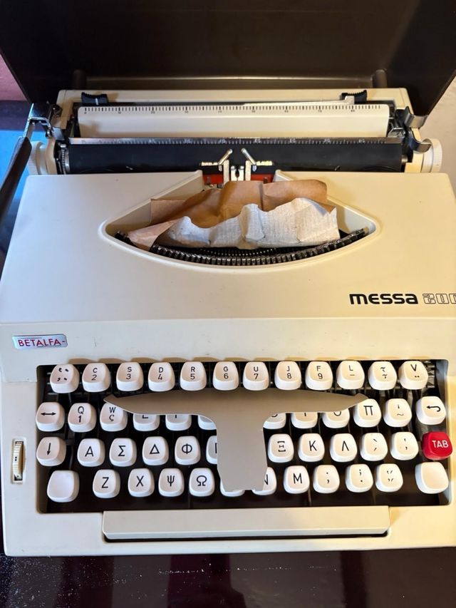 Máquina de escribir antigua griega