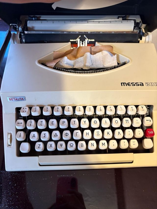 Máquina de escribir antigua griega