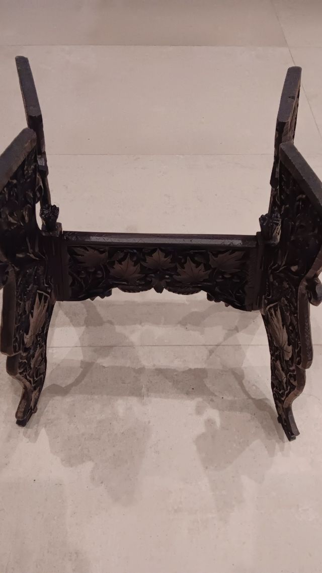 Mesitas de madera tallada negras