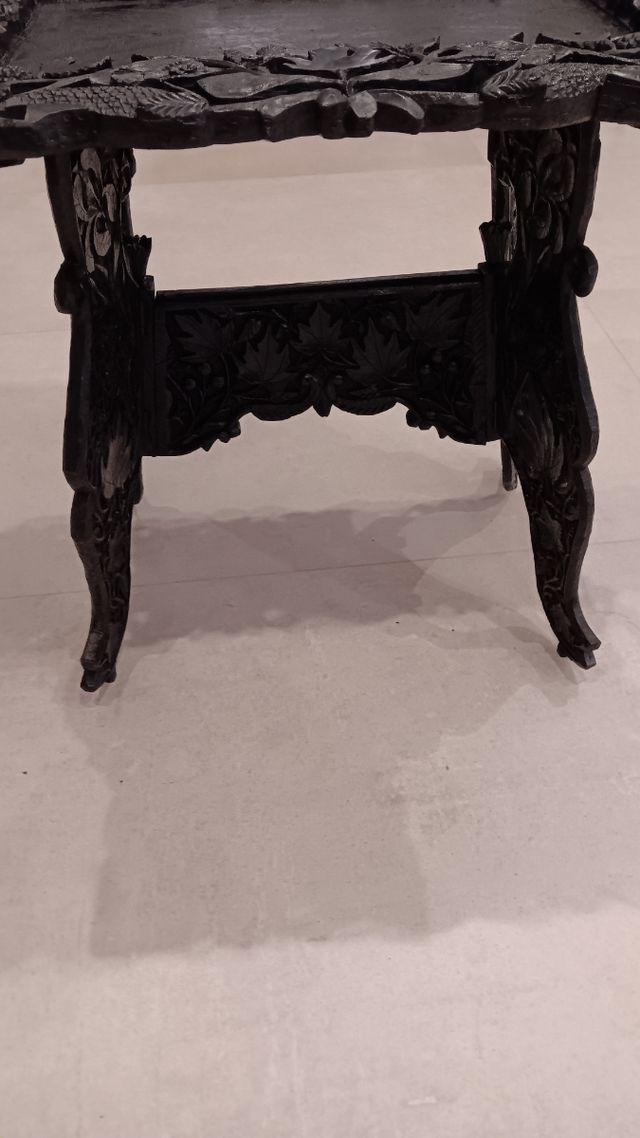 Mesitas de madera tallada negras