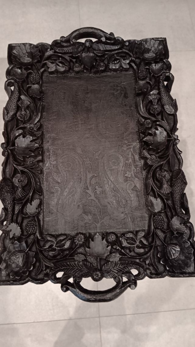 Mesitas de madera tallada negras