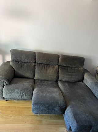 Divano chaiselongue in tessuto grigio, sedute allungabili