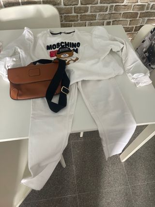 Conjunto Sudadera, moschino, vaqueros pitillo