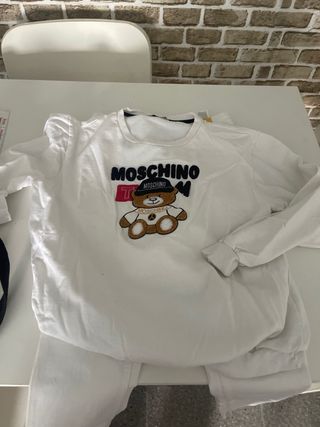 Conjunto Sudadera, moschino, vaqueros pitillo