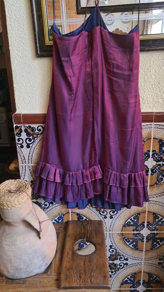 Vestido Picotazos, volantes, granate con matices