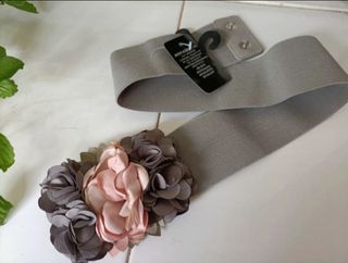Cinturón fiesta flores gris perla