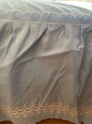 Colcha bordada azul y blanca 1,35