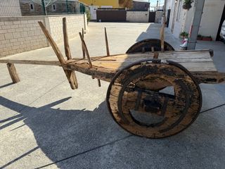 Carro antiguo de madera para restaurar