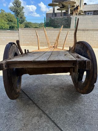 Carro antiguo de madera para restaurar