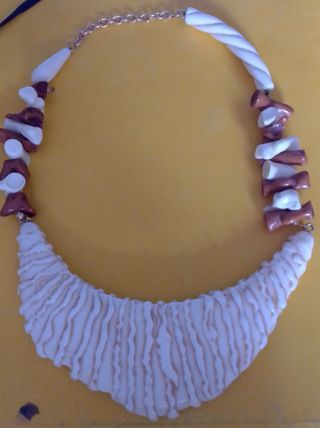 Collar artesanal con cuentas de coral