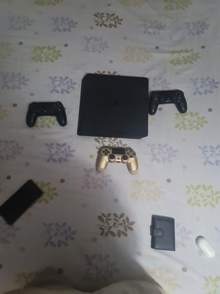 PS4 (PlayStation 4) Negra + 3 Mandos