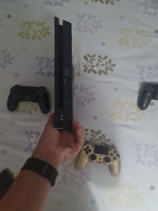 PS4 (PlayStation 4) Negra + 3 Mandos
