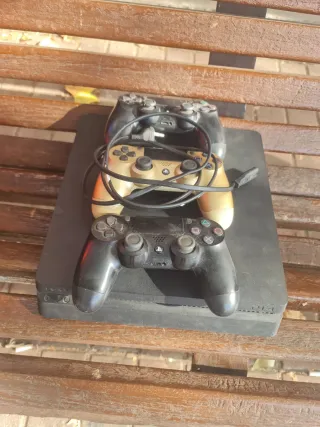 PS4 (PlayStation 4) Negra + 3 Mandos