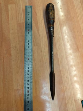 Antigua gubia de matricería de tres filos