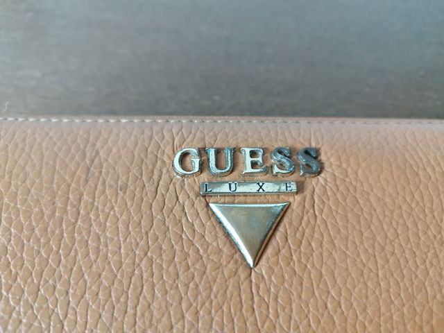 Portafogli pochette Guess Luxe pelle beige