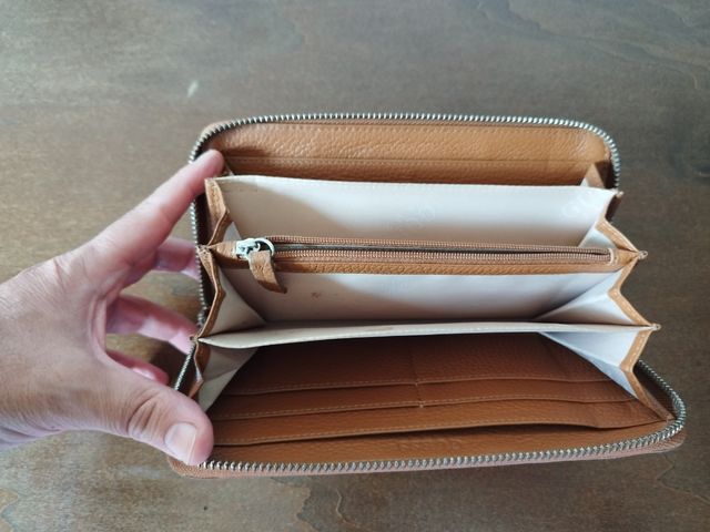 Portafogli pochette Guess Luxe pelle beige