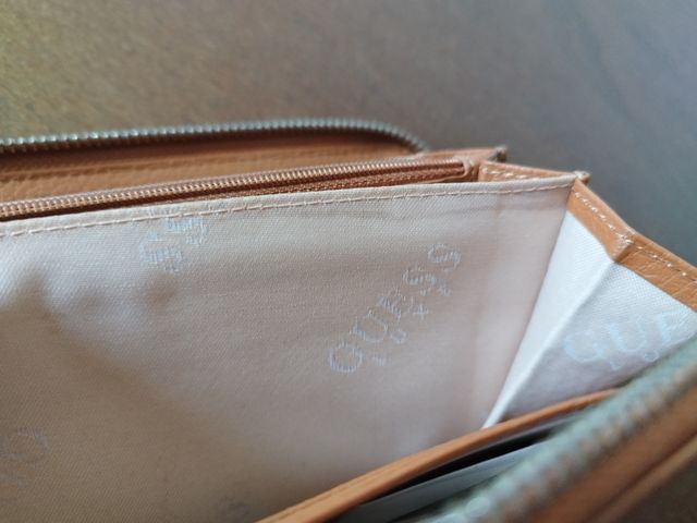 Portafogli pochette Guess Luxe pelle beige