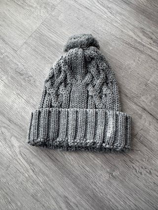 Gorro de invierno tejido gris