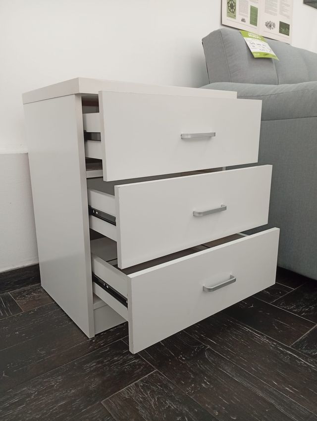 Mesa de noche blanca 3 cajones