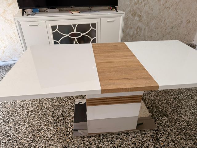 Mesa de salón extensible blanca y madera