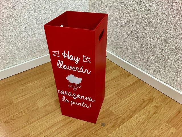 Paragüero rojo de plástico