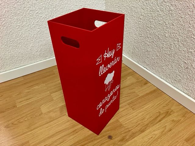 Paragüero rojo de plástico