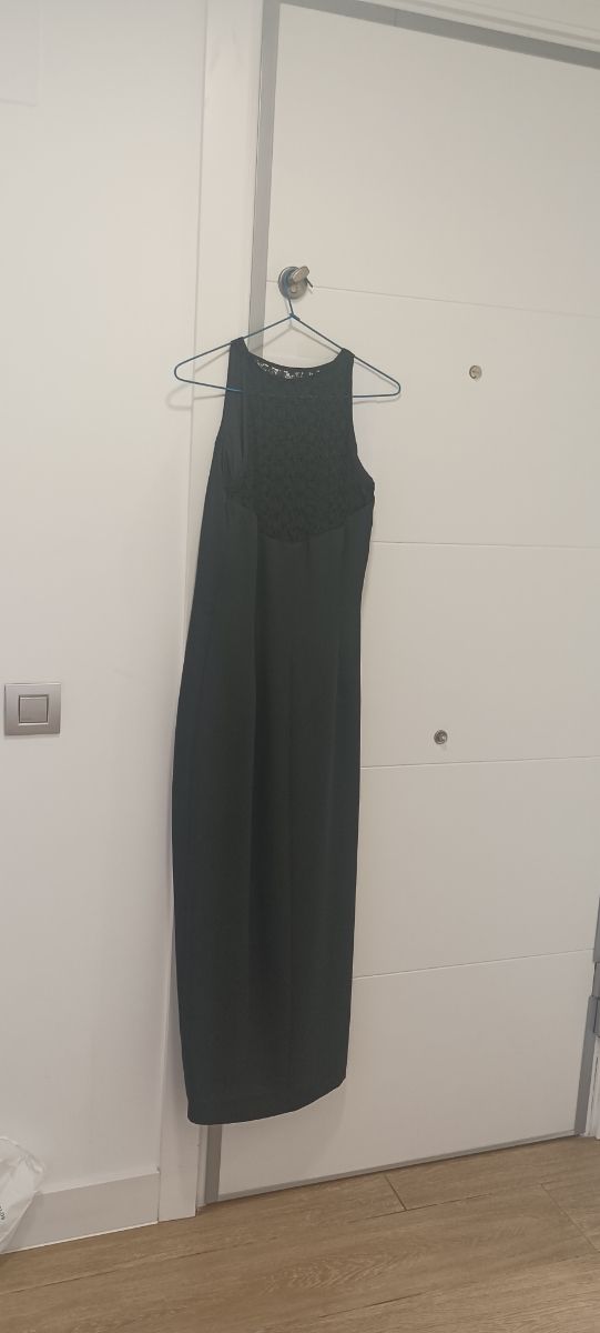 Vestido negro sin mangas con encaje