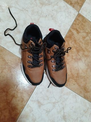 Zapatillas niño marrones y negras