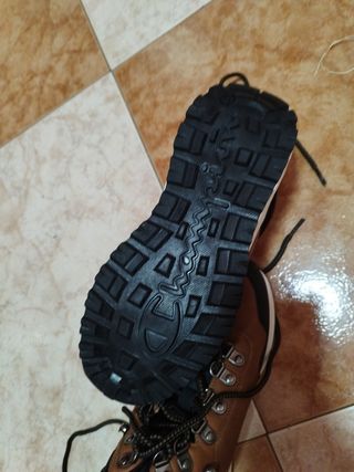 Zapatillas niño marrones y negras