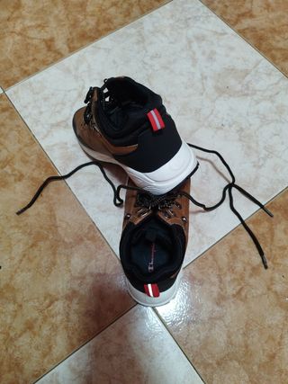 Zapatillas niño marrones y negras