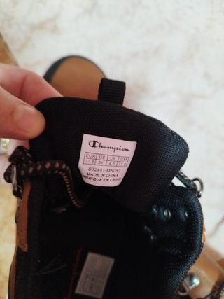 Zapatillas niño marrones y negras