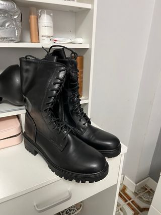Botas negras con cordones 
