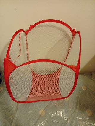 Portabiancheria pieghevole rosso e bianco