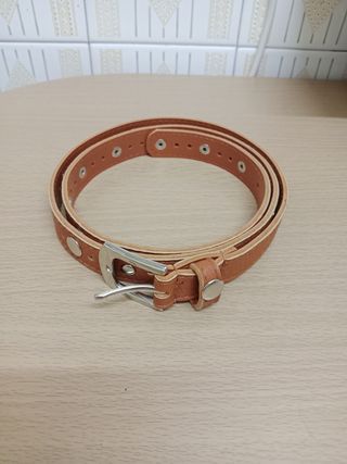 Cinturón de cuero y metal plateado