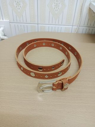 Cinturón de cuero y metal plateado