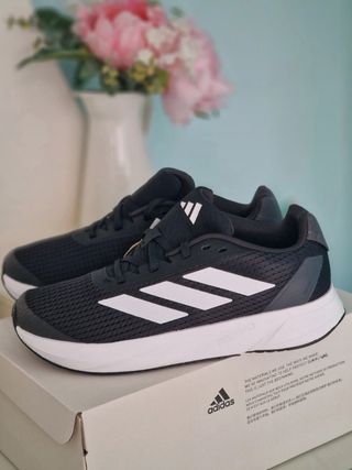 Zapatillas Adidas Negras y Blancas Nuevas