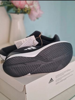 Zapatillas Adidas Negras y Blancas Nuevas