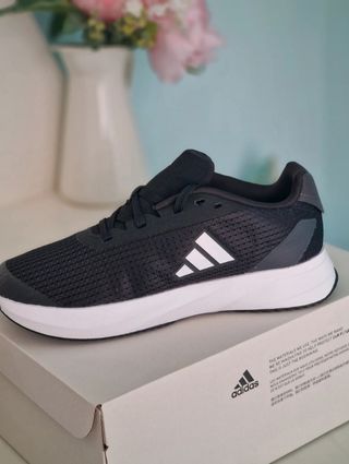 Zapatillas Adidas Negras y Blancas Nuevas