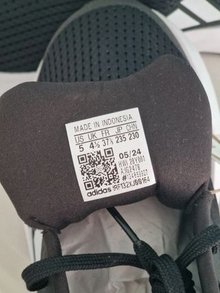 Zapatillas Adidas Negras y Blancas Nuevas