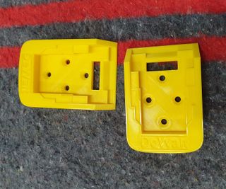 DEWALT 18V --2 Soportes para batería y 2 herramien