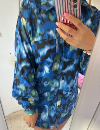 Camisa estampada azul y multicolor