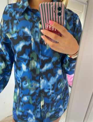 Camisa estampada azul y multicolor